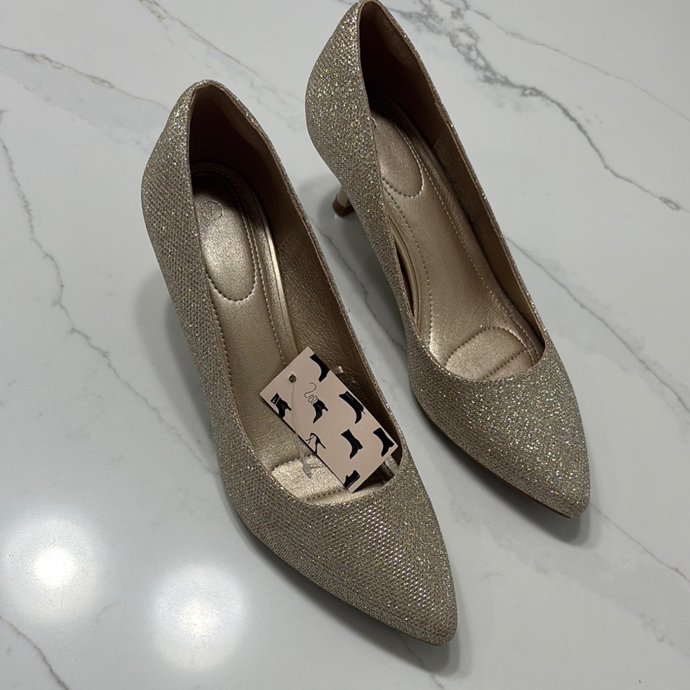 Gold Stiletto Heels with Pointed Toe and Sleek Design
